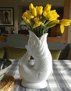 Gluggle jug with daffodils